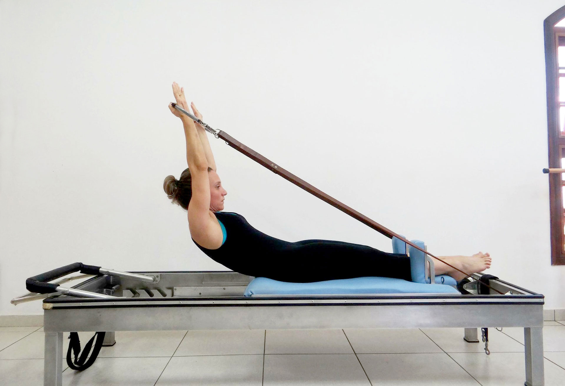 mulher praticando exercício pilates